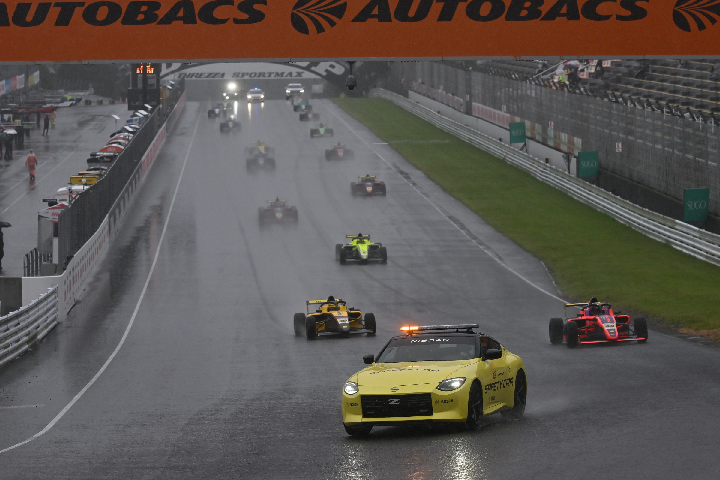 レースはSC先導にてスタートとなるも雨で赤旗中断後に終了、今田信宏が連勝に