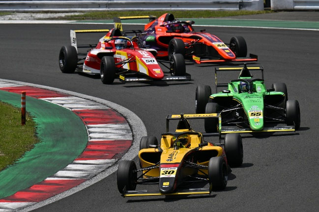 SC2 回の荒れた開幕戦、鈴⽊⽃輝哉が初優勝︕