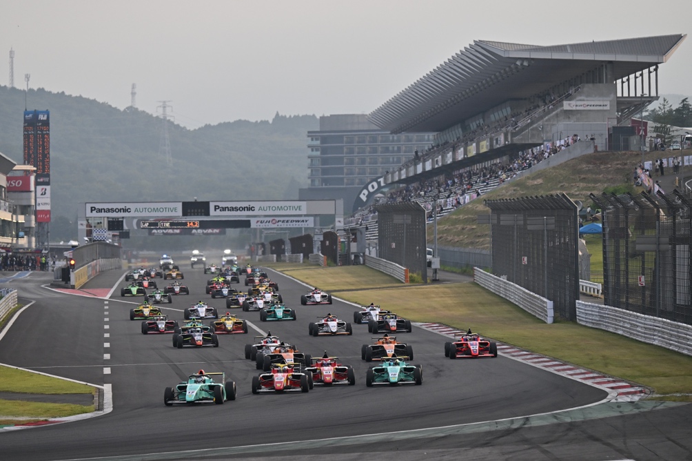 アクシデント多発の乱戦を佐藤樹が制す　INDPはDRAGONが今季2勝⽬を飾る