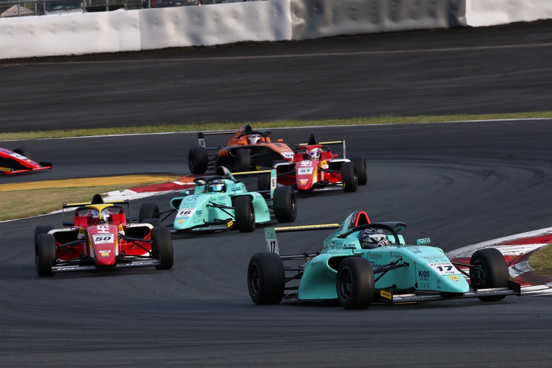 アクシデント多発の乱戦を佐藤樹が制す　INDPはDRAGONが今季2勝⽬を飾る