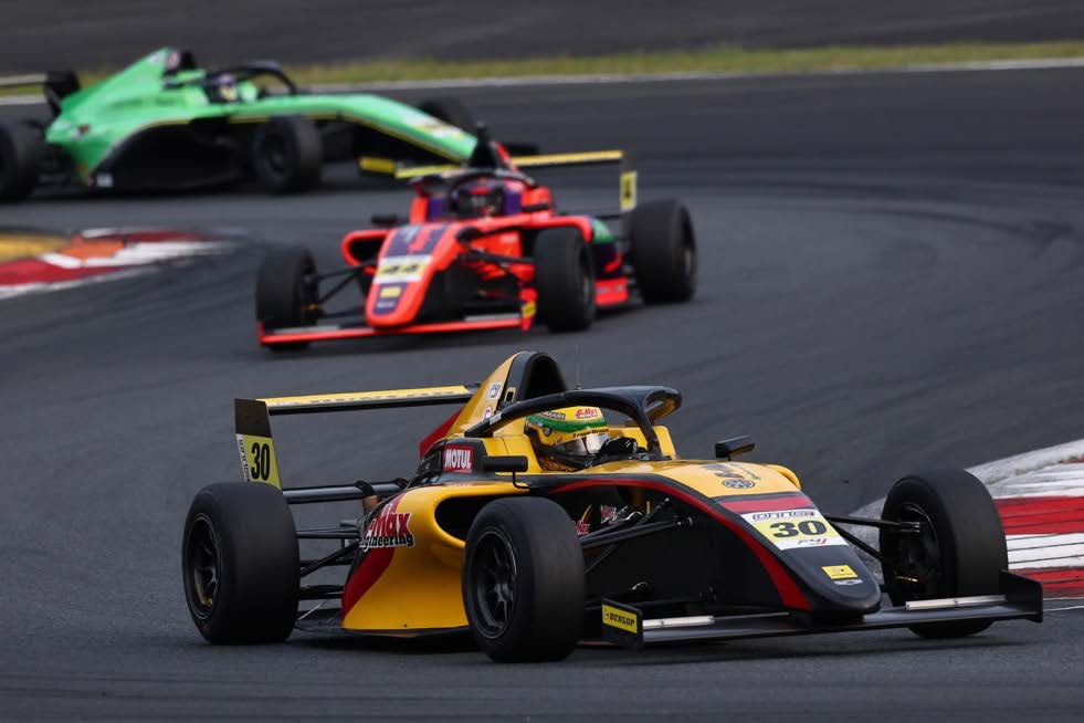 アクシデント多発の乱戦を佐藤樹が制す　INDPはDRAGONが今季2勝⽬を飾る