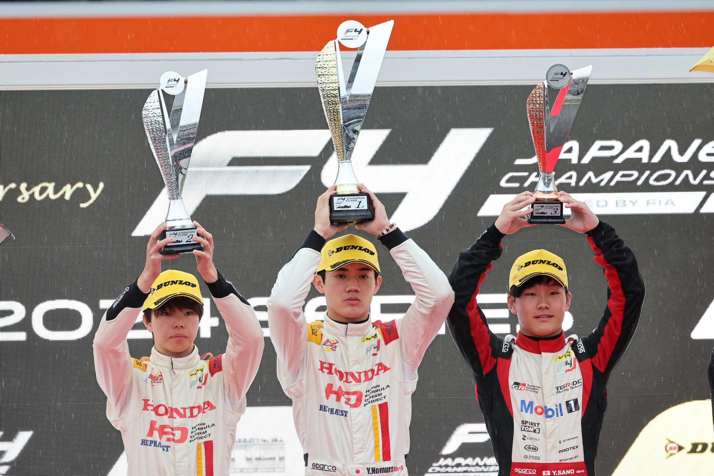 雨の第11戦、アクシデント多発で2度のSC導入野村勇斗が逆転優勝、INDPはDRAGONが4勝目