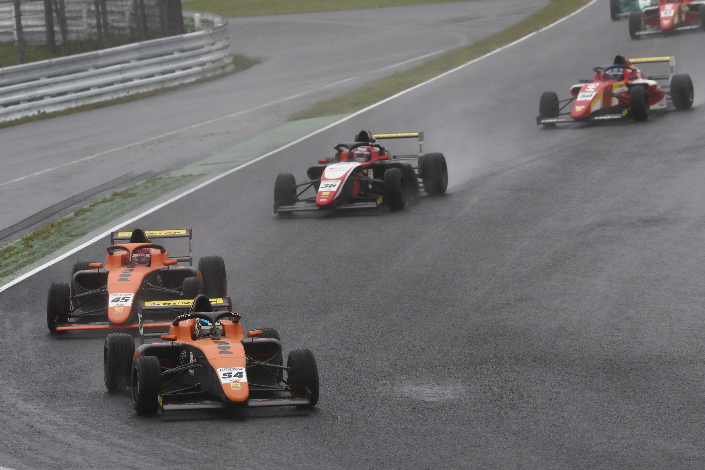 雨中の難戦、佐野雄城が逃げ切り今季2勝目INDPは今田がポール・トゥ・ウイン！