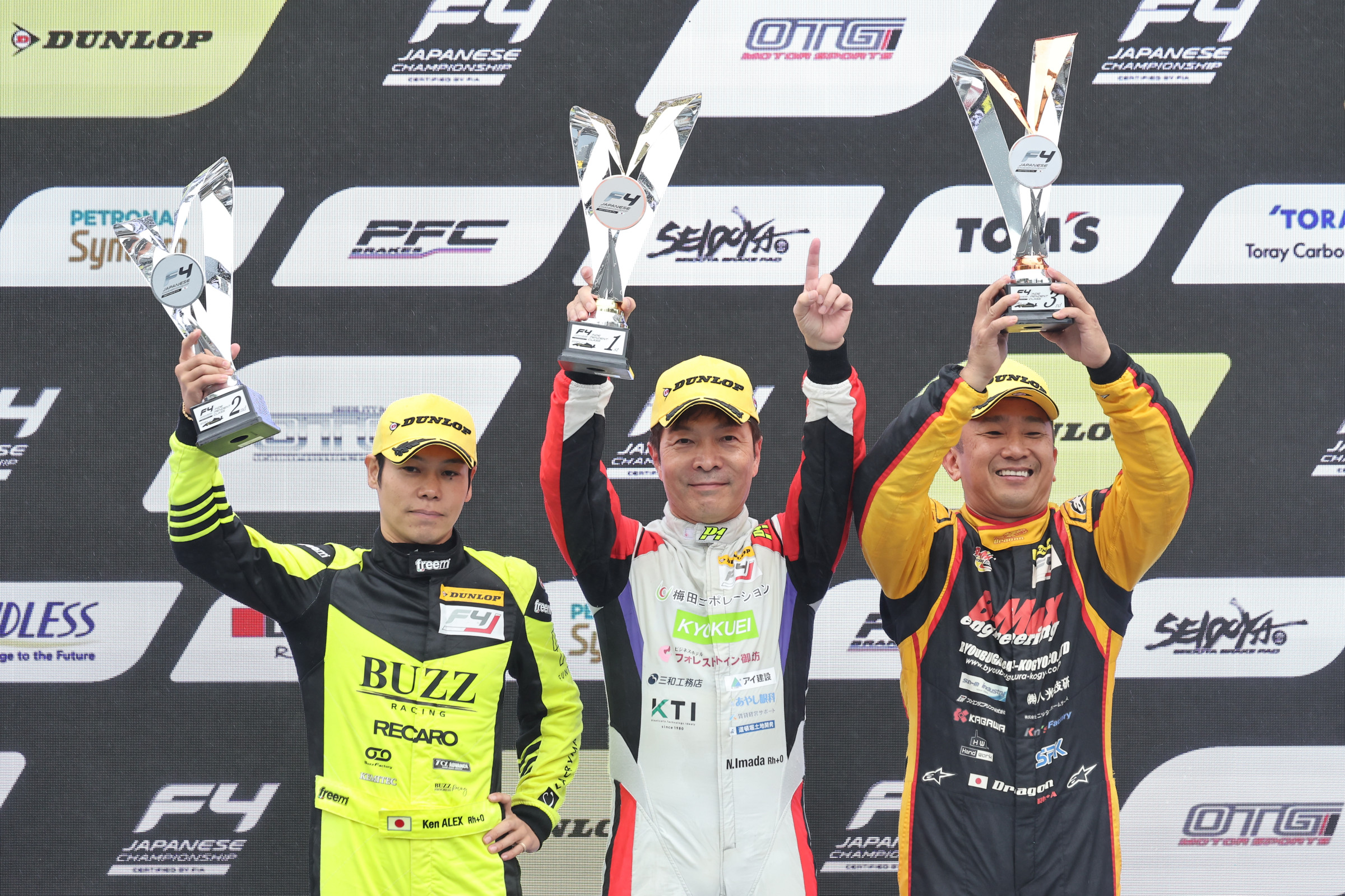 雨中の難戦、佐野雄城が逃げ切り今季2勝目INDPは今田がポール・トゥ・ウイン！