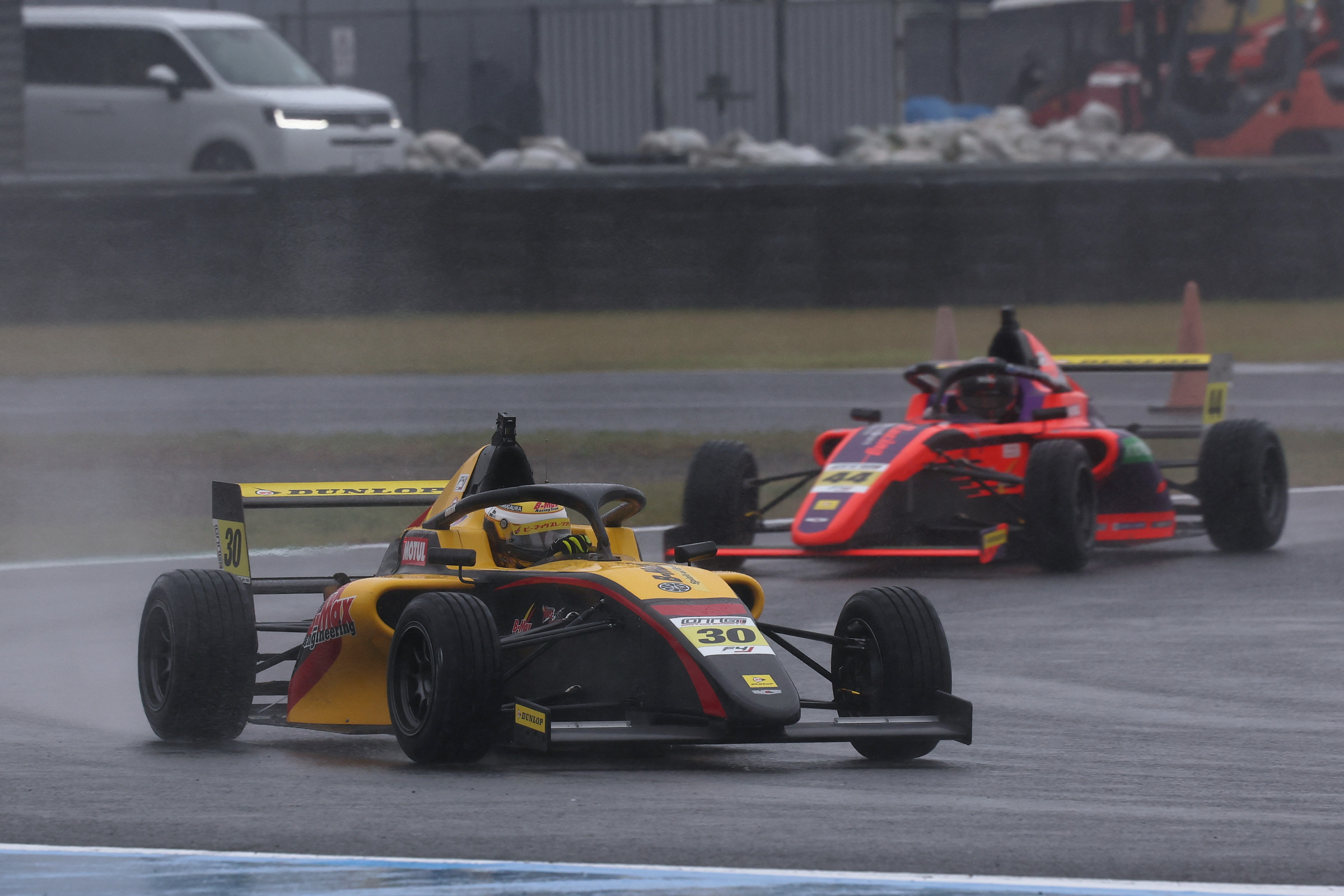 雨の第11戦、アクシデント多発で2度のSC導入野村勇斗が逆転優勝、INDPはDRAGONが4勝目