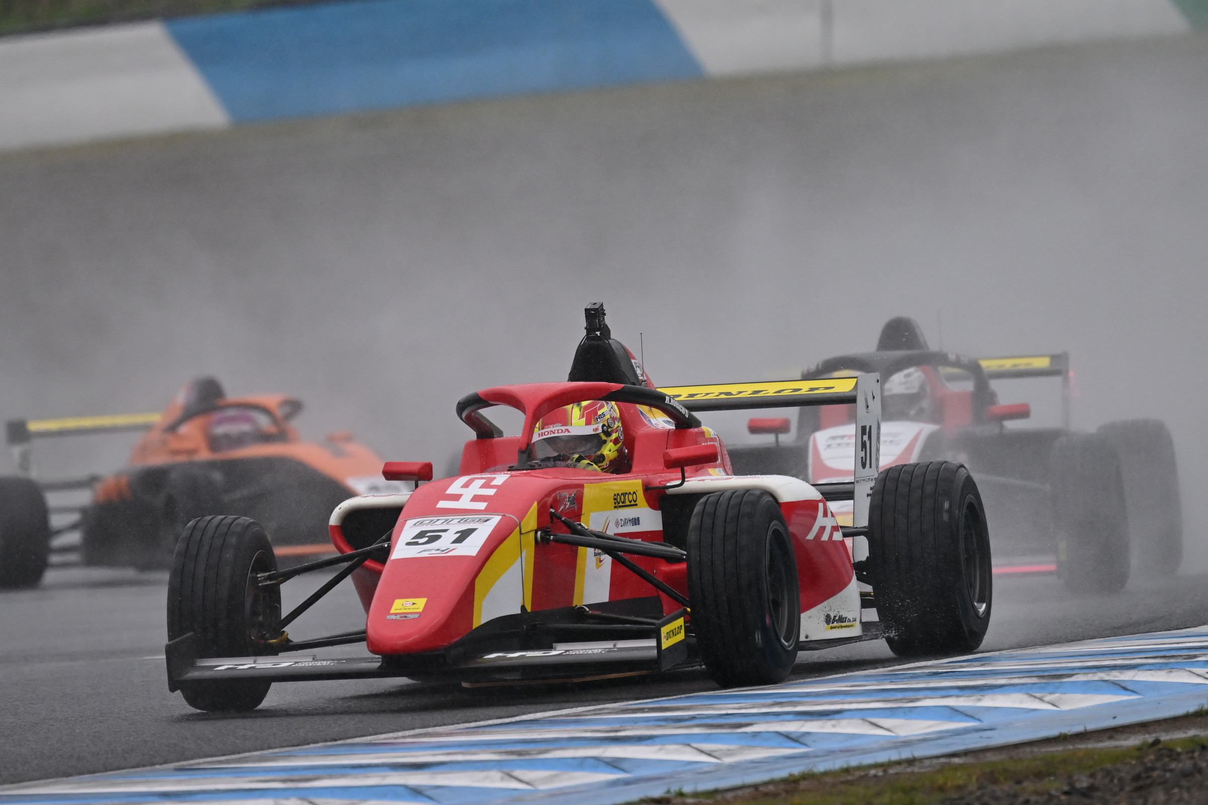 雨の第11戦、アクシデント多発で2度のSC導入野村勇斗が逆転優勝、INDPはDRAGONが4勝目