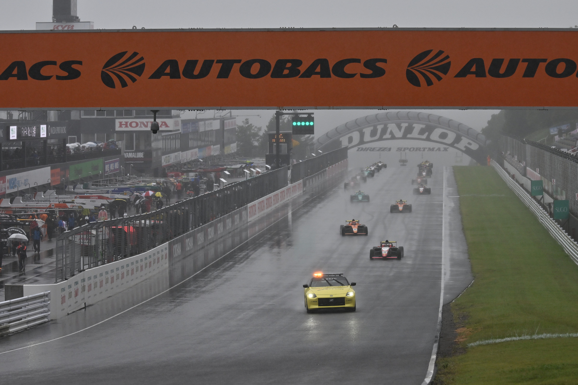 雨中の難戦、佐野雄城が逃げ切り今季2勝目INDPは今田がポール・トゥ・ウイン！