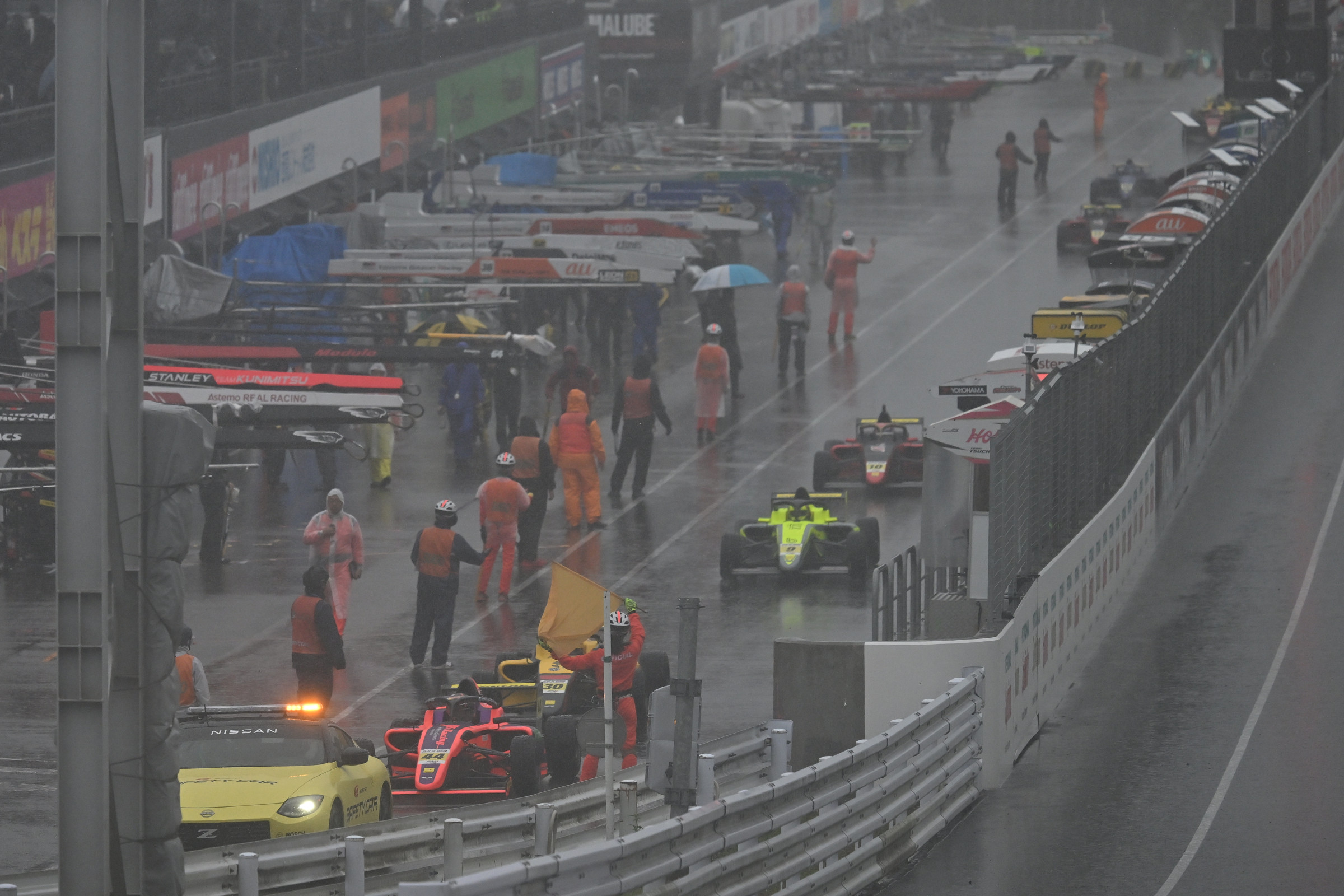 レースはSC先導にてスタートとなるも雨で赤旗中断後に終了、今田信宏が連勝に