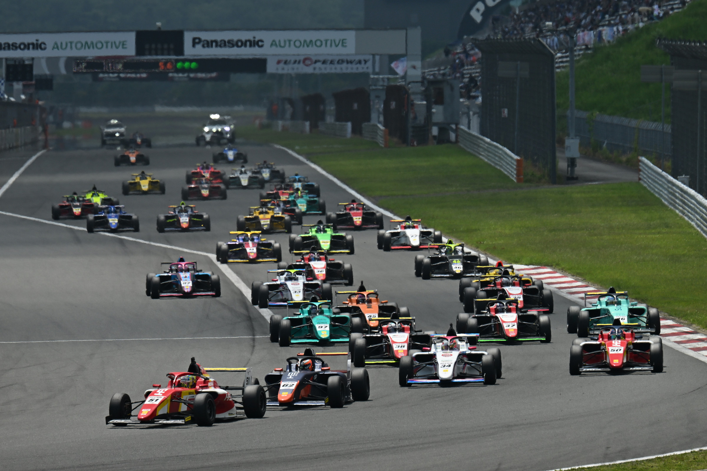 ポール・トゥ・ウインで洞地遼大が初優勝！INDPは逆転で鳥羽豊が今季初優勝を飾る