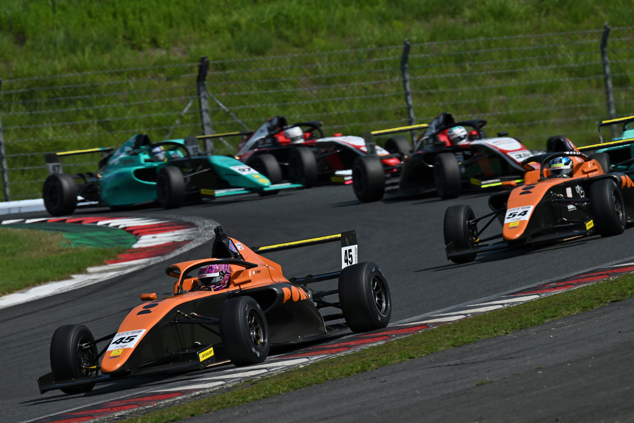 逆転で高速バトル制した清水啓伸が初優勝！INDPはKENTAROがポール・トゥ・ウイン