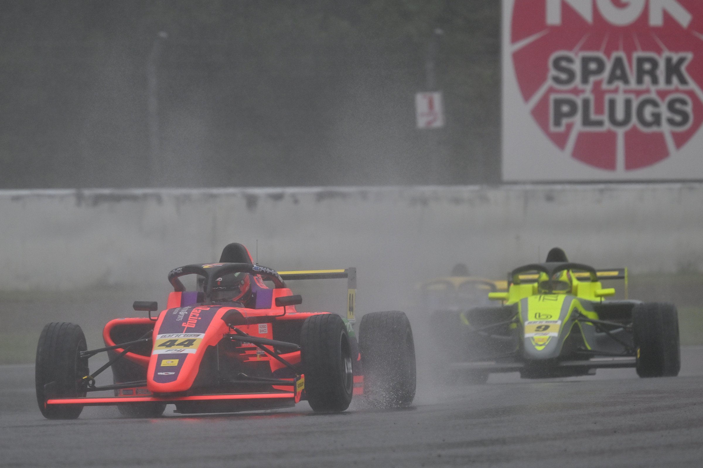 雨中の難戦、佐野雄城が逃げ切り今季2勝目INDPは今田がポール・トゥ・ウイン！