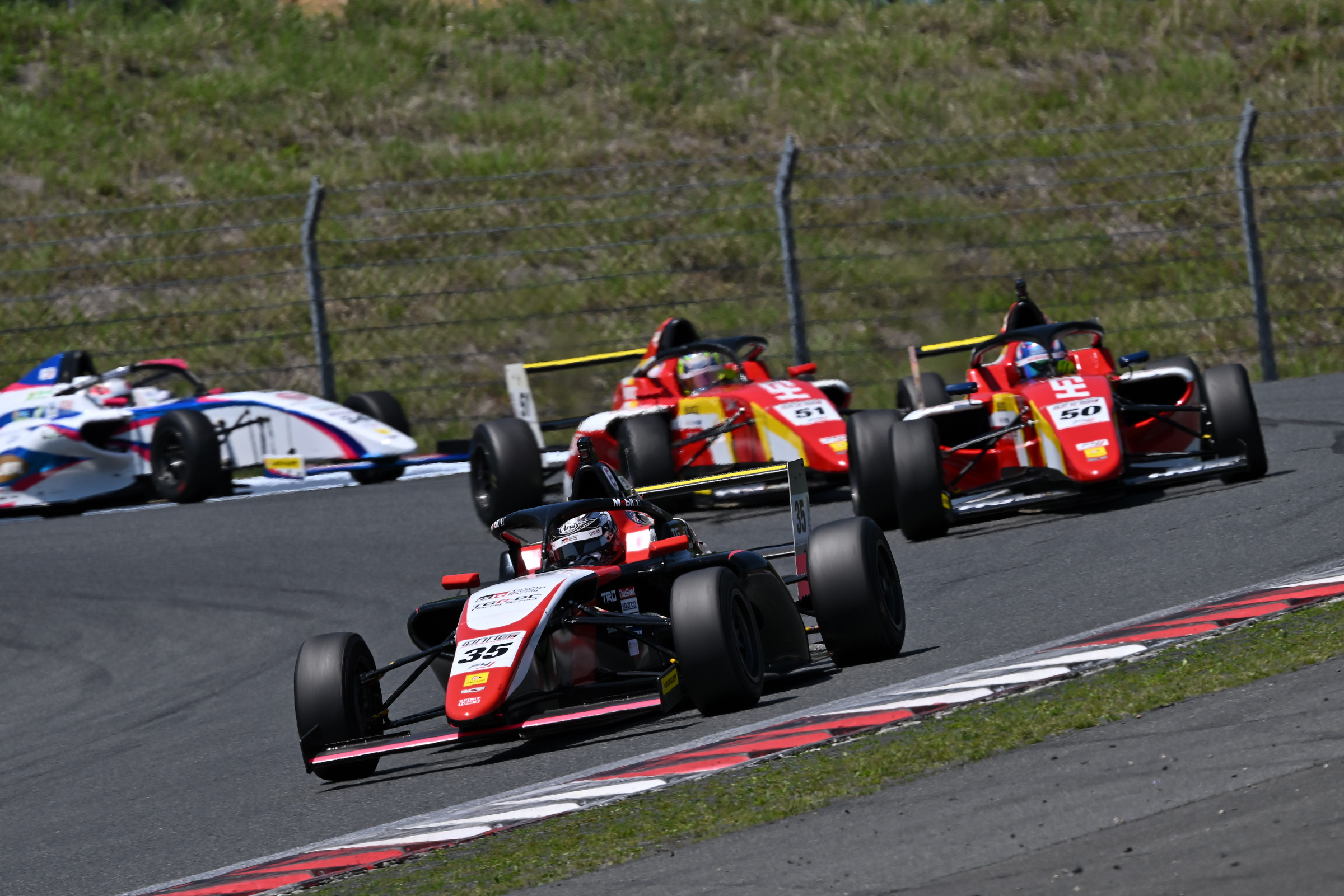 波乱続いた第1戦、佐野雄城が逆転で初優勝！INDPクラスはDRAGONがポール・トゥ・ウイン