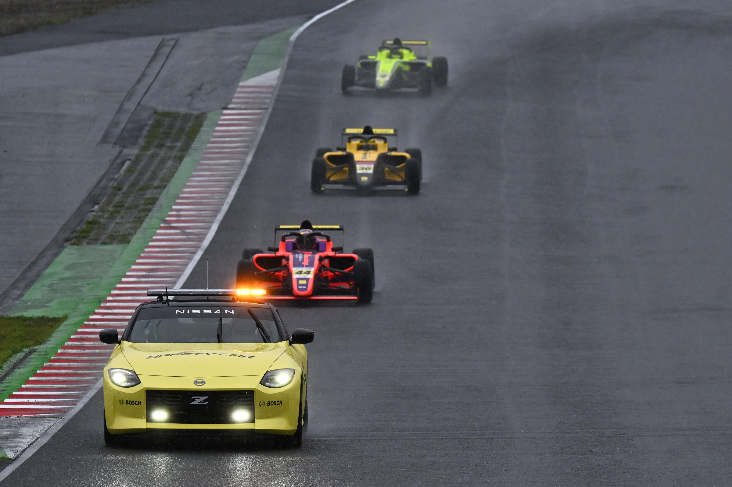 レースはSC先導にてスタートとなるも雨で赤旗中断後に終了、今田信宏が連勝に