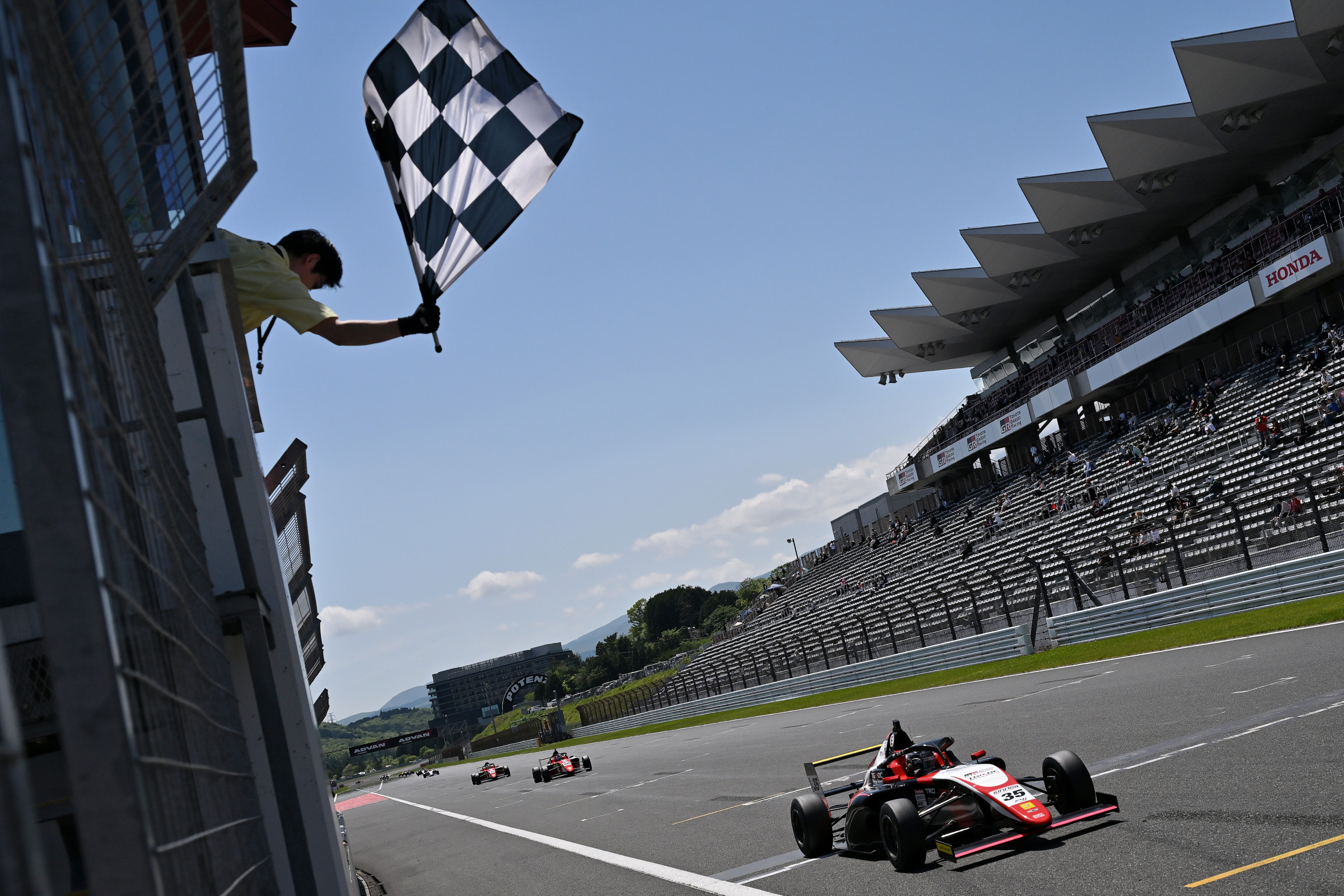 波乱続いた第1戦、佐野雄城が逆転で初優勝！INDPクラスはDRAGONがポール・トゥ・ウイン